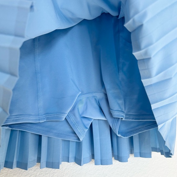 Alo Yoga Aces Pleated Tennis Skirt Skort in Tile Blue - Picture 7 of 8